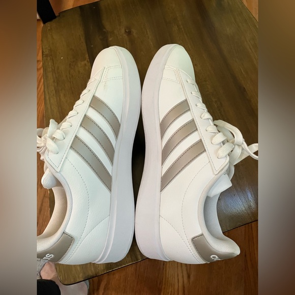 Adidas woman size 8.5 Cloudfoam Comfort - Picture 8 of 9